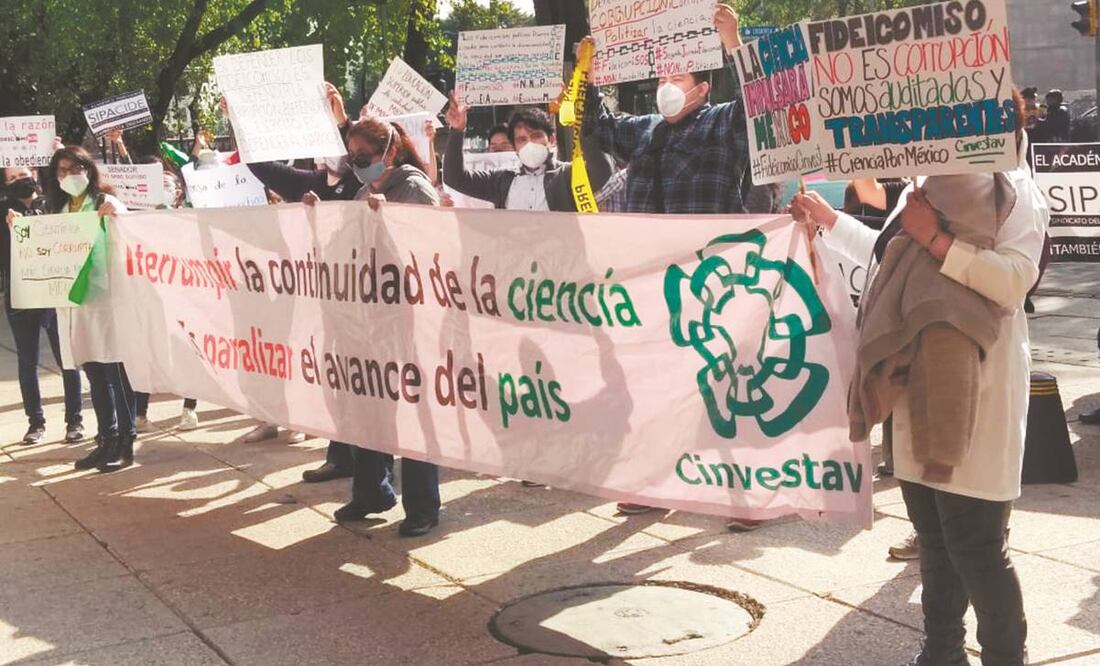 Integrantes de la comunidad del Cinvestav y del CIDE se manifestaron ayer afuera del Senado. Foto: CORTESÍA EFRÉN DÍAZ