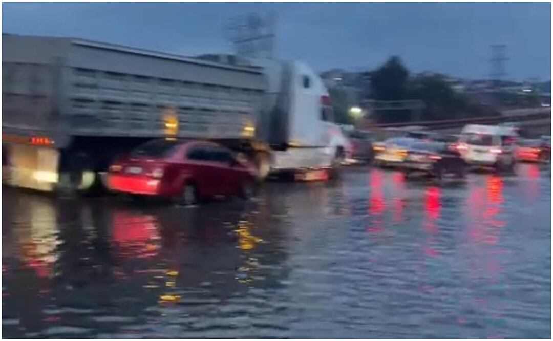 Se registra una intensa carga vehicular en la autopista México-Pachuca por los estragos de las lluvias. Foto: Especial