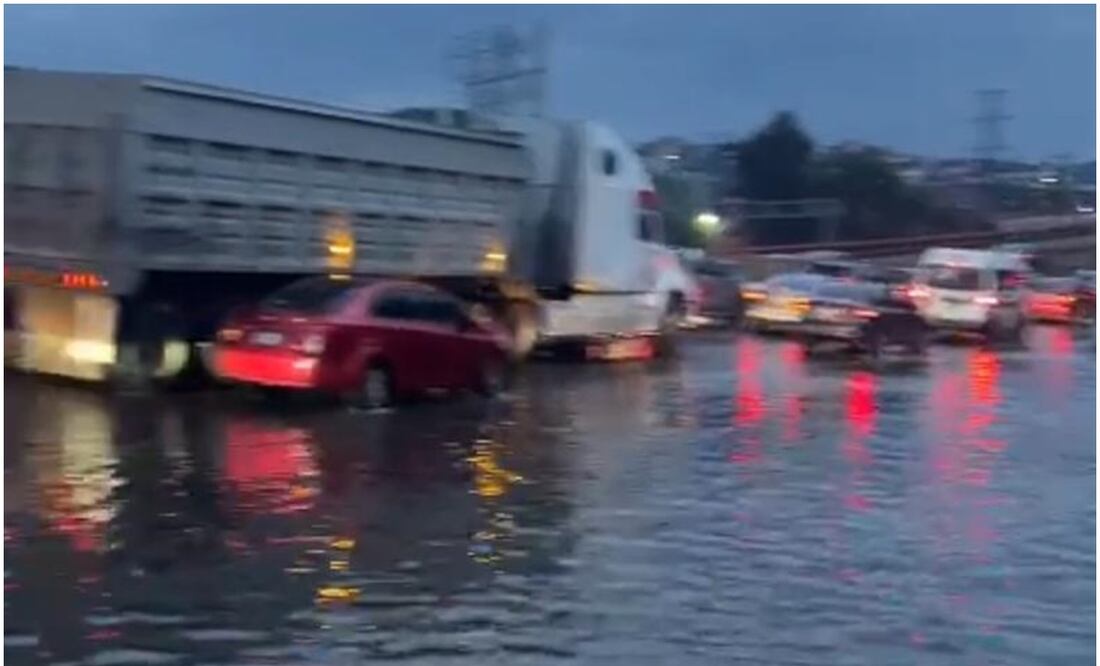 Se registra una intensa carga vehicular en la autopista México-Pachuca por los estragos de las lluvias. Foto: Especial