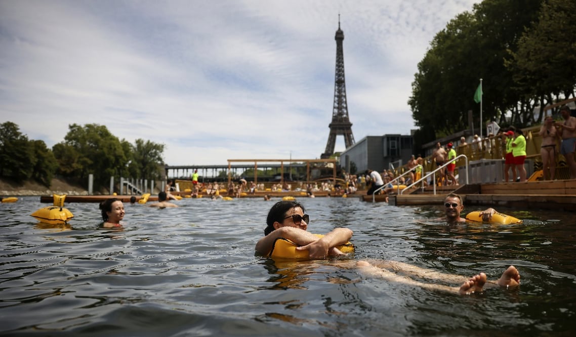 Una mujer disfruta del agua en zona de baño segura Grenelle, en el río Sena, en París, Francia, el sábado 5 de julio de 2025. Foto: AP