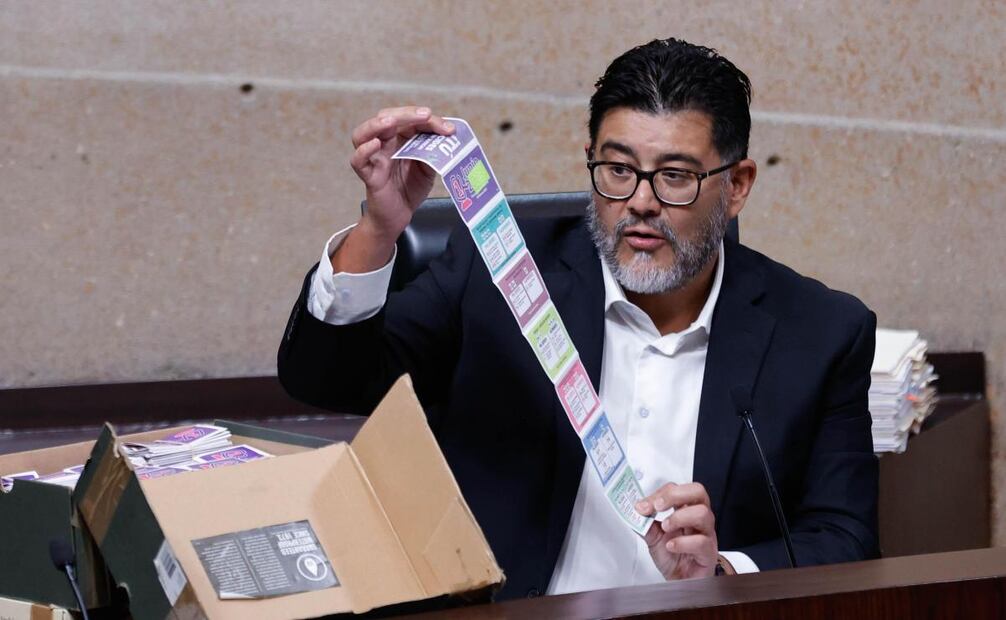 El magistrado Reyes Rodríguez Mondragón mostró acordeones que se utilizaron el día de las elecciones del poder judicial, miércoles 20 de agosto de 2025. Foto: Diego Simón Sánchez/ EL UNIVERSAL