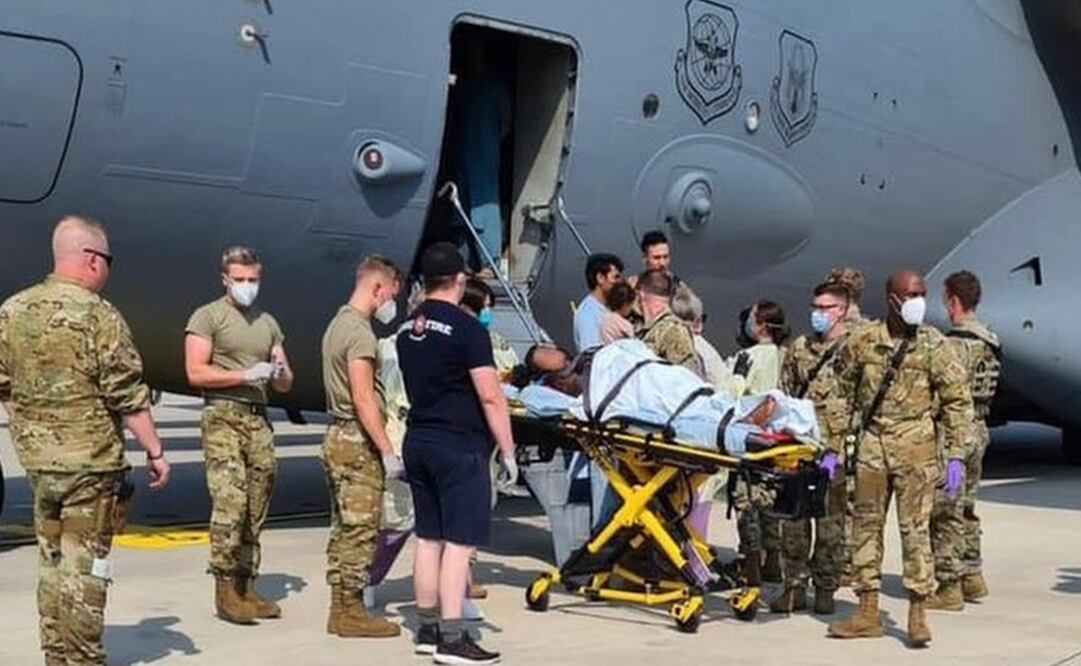 Personal médico del Comando de Movilidad Aérea de EU ayudó a dar a luz al bebé en la bodega de carga del avión, en Alemania. Foto: Cortesía