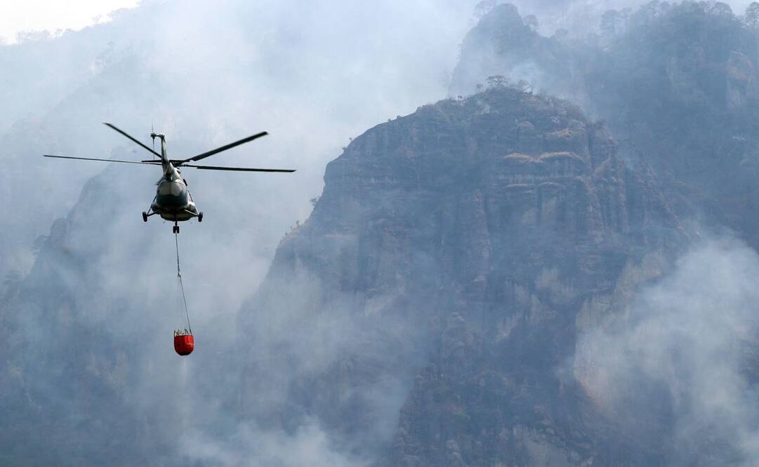 El lunes, las llamas estuvieron a 400 metros de San Juan Tlacotenco, en la cima del Parque Nacional El Tepozteco. Fotos: Margarito Pérez Retana/ Cuartoscuro.