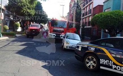 Bomberos laboran en incendio en la Narvarte