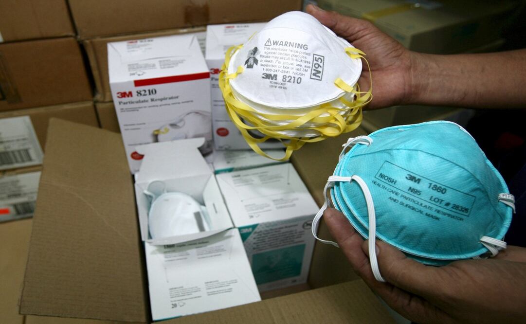 Debido a la pandemia, lo más aconsejable es usar doble cubrebocas o uno de alta eficiencia - Foto: Narong Sangnak/EFE