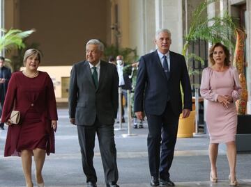 Presidente de Cuba acompaña a AMLO en el desfile militar