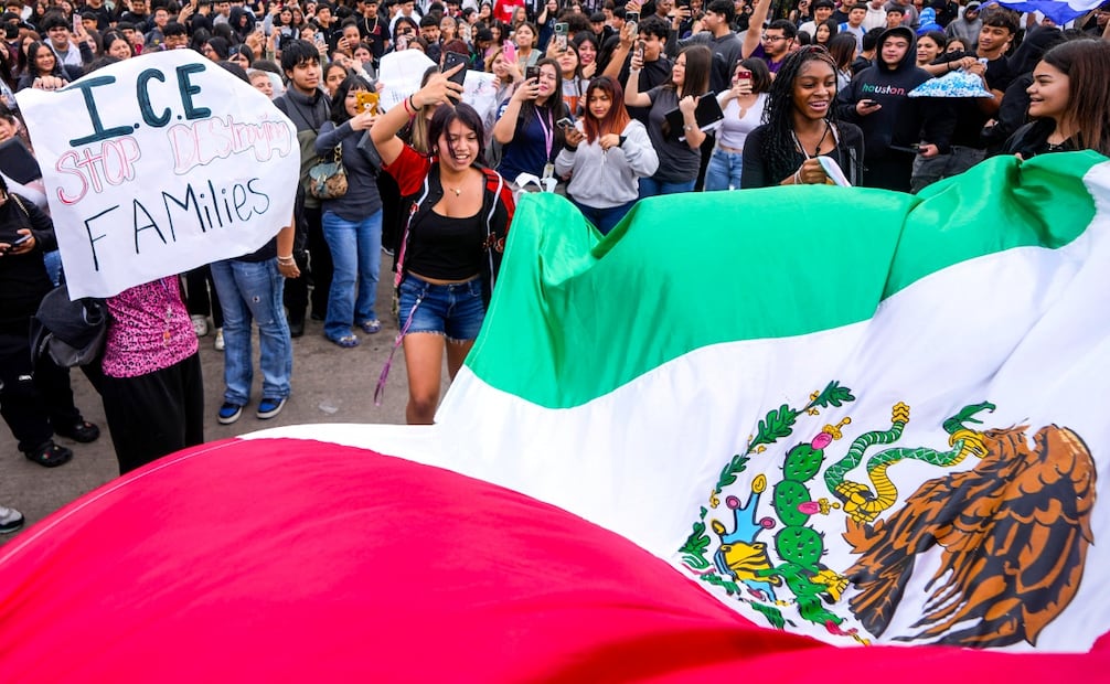 Estudiantes realizan una protesta contra la presencia del Servicio de Inmigración y Control de Aduanas de Estados Unidos (ICE por sus iniciales en inglés), el 6 de febrero de 2025. Foto: AP.