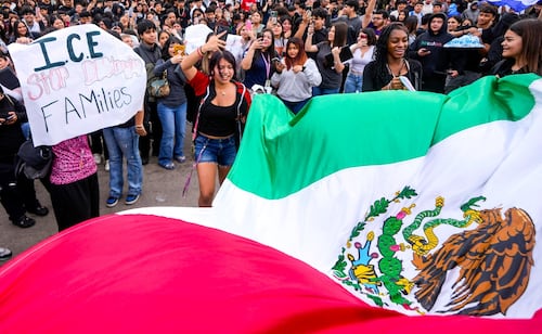 Estudiantes realizan una protesta contra la presencia del Servicio de Inmigración y Control de Aduanas de Estados Unidos (ICE por sus iniciales en inglés), el 6 de febrero de 2025. Foto: AP.