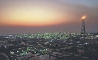 El barril de crudo europeo llega a 103.42 dólares, récord de 4 años