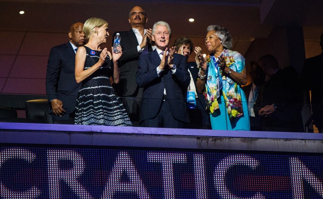Bill Clinton, ex presidente de Estados Unidos, aplaudiendo al senador Bernie Sanders durante la Convención Nacional Demócrata (Foto: AP)