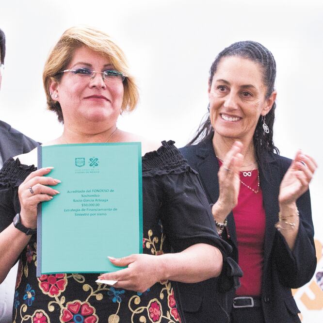 Claudia Sheinbaum Pardo (der.), jefa de Gobierno, explica que parte de esta estrategia es ir ampliando a los pequeños negocios con un crédito que sea accesible para que puedan potenciar la economía de la Ciudad. VICTORIA VALTIERRA. CUARTOSCURO