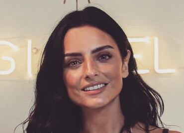 Aislinn Derbez revive la moda de los años ‘30 y luce ajustado corset