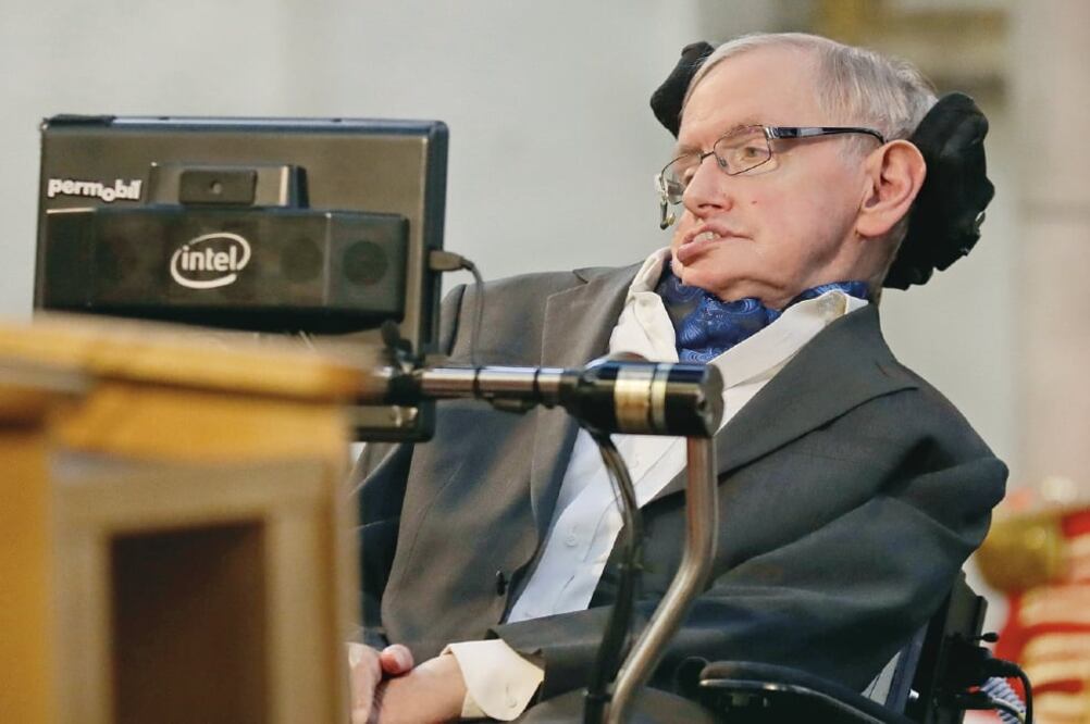 Stephen Hawking, durante un discurso en marzo de 2017 al recibir la condecoración a la Libertad Honoraria, en Londres. (AP)