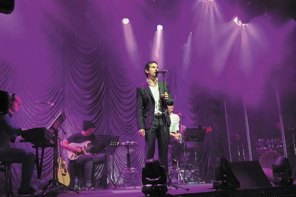 El youtuber interpretó temas del musical Waitress y de Queen. Foto/ Playhouse Entertainment