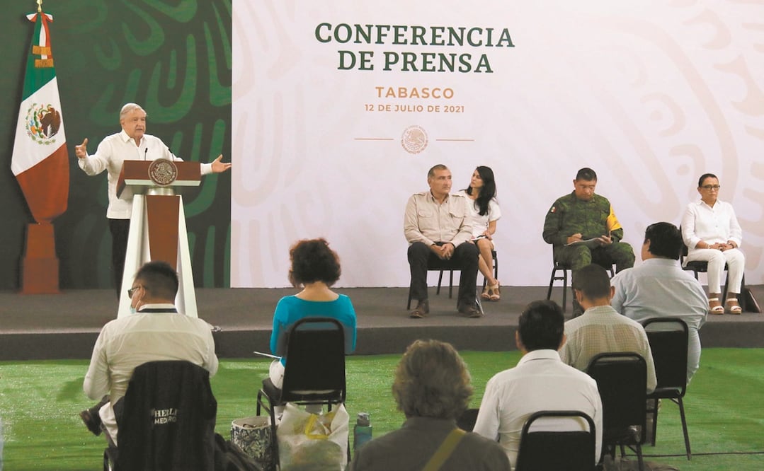 El presidente Andrés Manuel López Obrador ofreció la conferencia mañanera desde la explanada de la 30 Zona Militar en Villahermosa, Tabasco, y anunció una reforma constitucional en materia de servicio eléctrico y presas. Foto: LUMA LÓPEZ. EL UNIVERSAL
