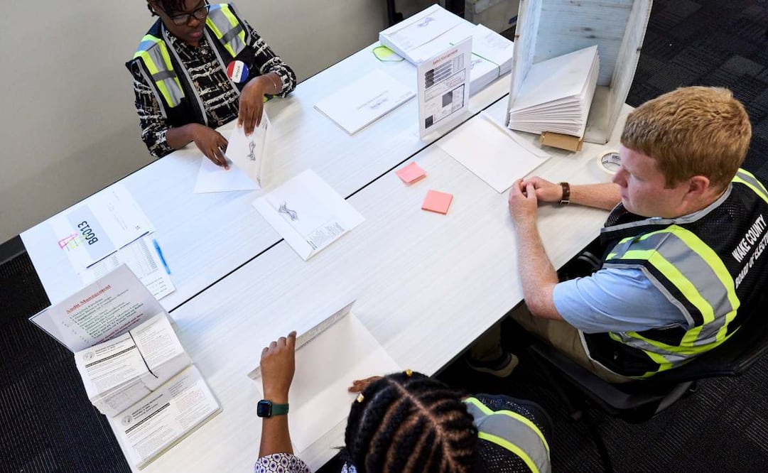 Empleados de la Junta Electoral del condado de Wake preparan boletas de voto en ausencia para su envío por correo, el jueves 3 de septiembre de 2026, en Raleigh, Carolina del Norte. Foto: AP