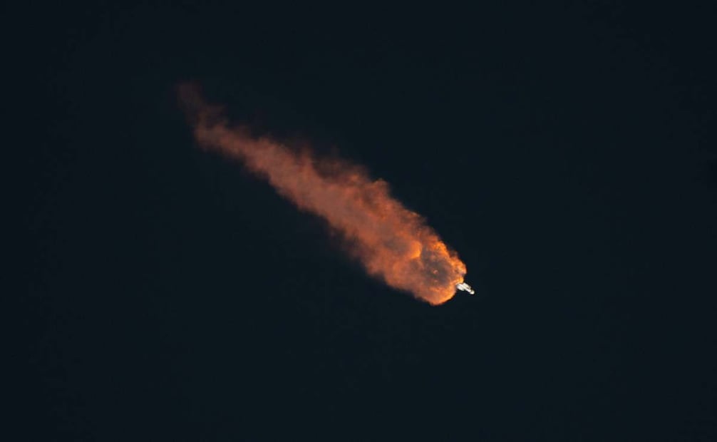 Esta imagen facilitada por la NASA muestra el lanzamiento de un cohete Falcon Heavy de SpaceX con el observatorio espacial Roman Telescope desde el Centro Espacial Kennedy en Cabo Cañaveral, Florida, el domingo 30 de agosto de 2026. Foto: AP