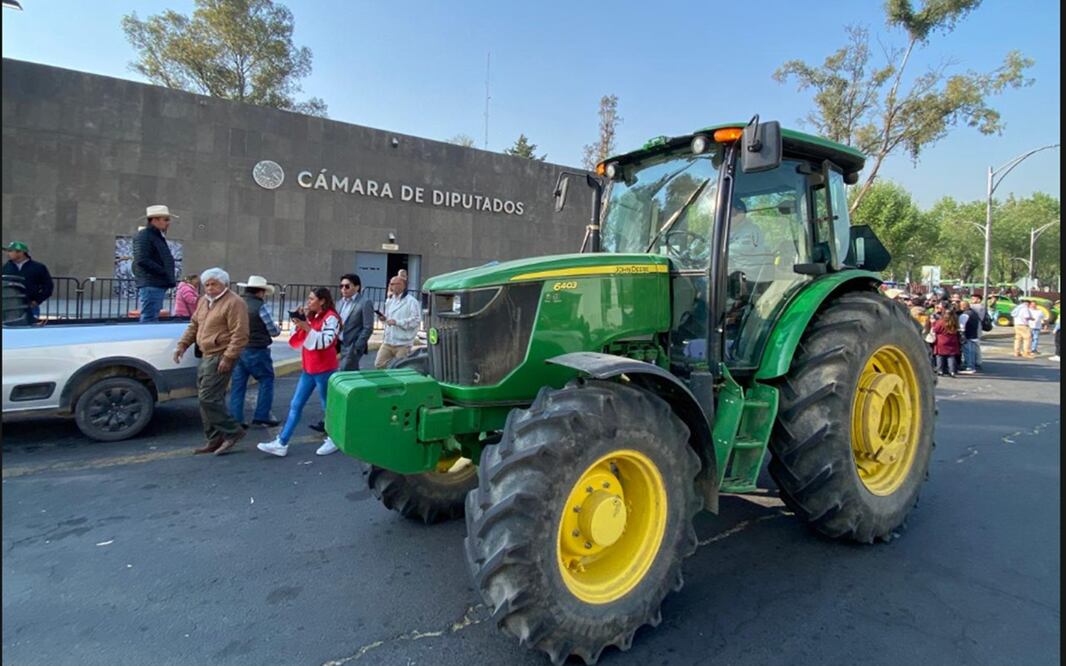 Campesinos bloquean la Cámara de Diputados en protesta por la reforma a la Ley Nacional de Aguas que se debatirá esta mañana en comisiones en la Ciudad de México, el 3 de diciembre de 2025. Foto: Valente Rosas/EL UNIVERSAL