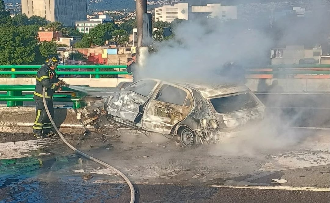 Muere automovilista tras chocar e incendiarse en el Segundo Piso de Periférico. Foto: Especial
