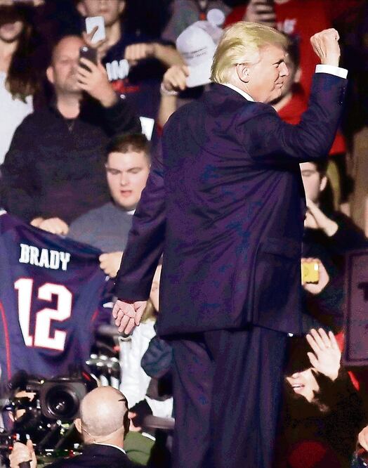 Uno de los que expresó su apoyo para Donald Trump desde su campaña, fue Tom Brady (CHARLES KRUPA. AP)