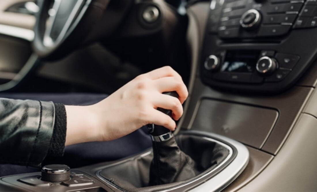 En el momento de la detención, se le halló al hombre una réplica de arma de fuego corta, 14 envoltorios con una sustancia que parece ser cocaína