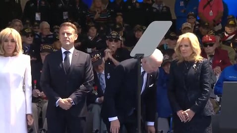 ¿Cansado, se le perdió la silla? Biden vive bochornoso momento durante aniversario del Día D