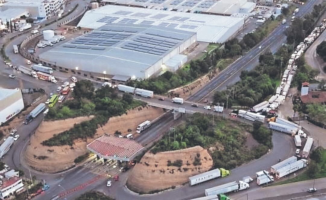 Habitantes de Hacienda del Parque se quejaron del colapso vial que ha provocado el desarrollo industrial. Foto Especial