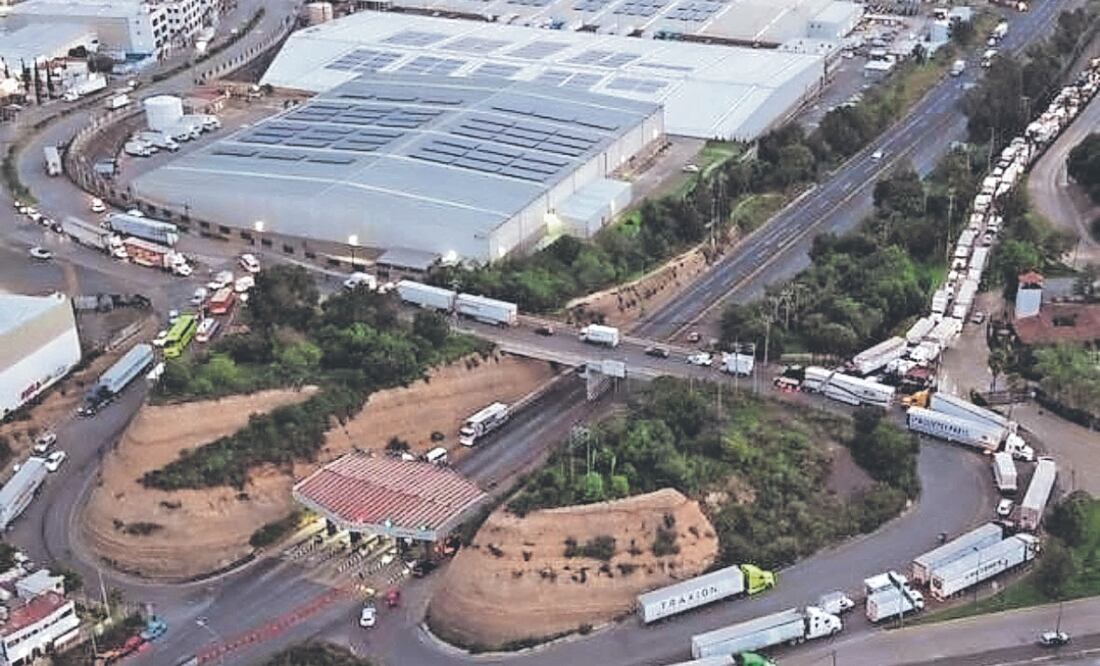 Habitantes de Hacienda del Parque se quejaron del colapso vial que ha provocado el desarrollo industrial. Foto Especial