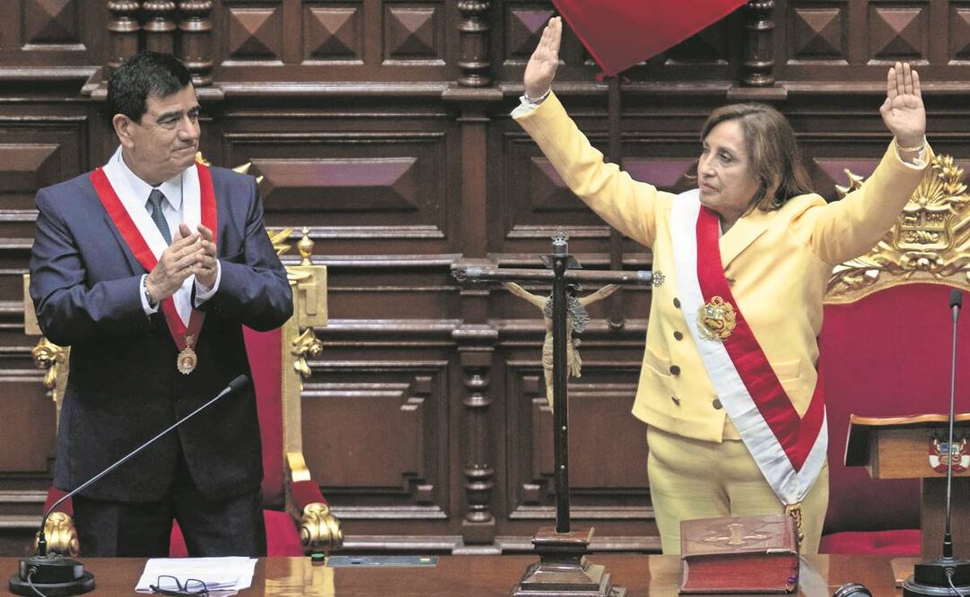 La nueva presidenta de Perú, Dina Boluarte, saluda a los miembros del Congreso, tras jurar el cargo, horas después de la destitución de Pedro Castillo. 