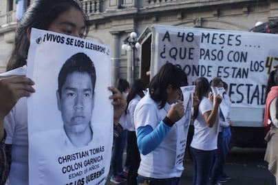 Lluvia dispersa mitin por los 43 normalistas de Ayotzinapa