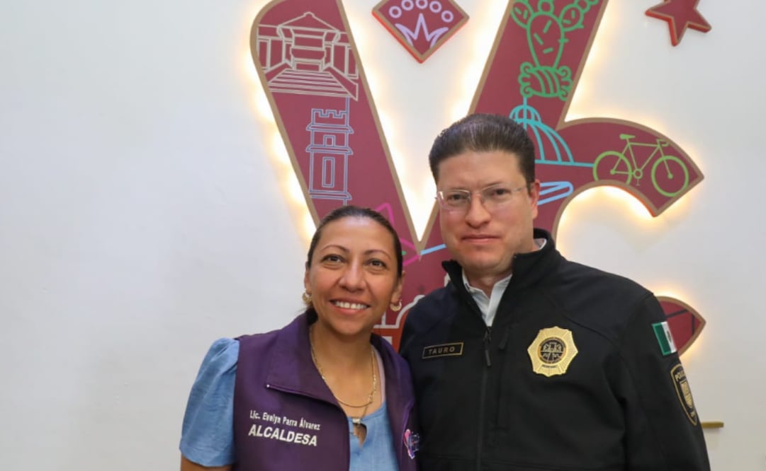 Evelyn Parra y Pablo Vázquez acuerdan implementar operativos conjuntos contra extorsión y robo de autopartes en alcaldía Venustiano Carranza. 
Foto: Especial.