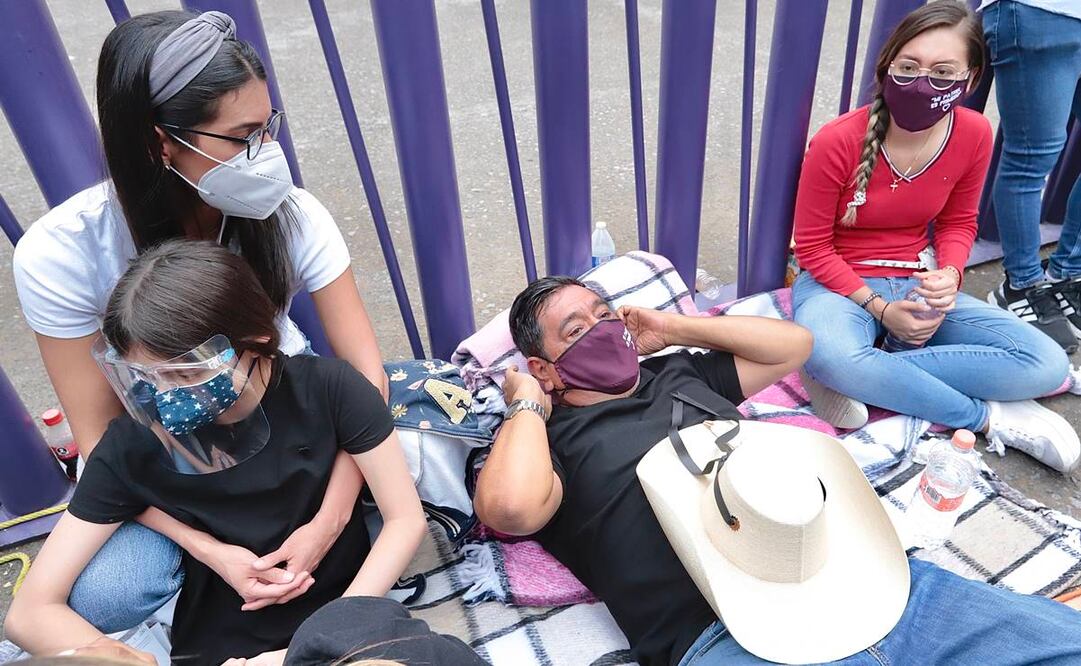 Raúl Morón y Félix Salgado Macedonio mantienen un plantón afuera del INE en demanda de que les devuelvan sus candidaturas a Michoacán y Guerrero. Foto: Berenice Fregoso. EL UNIVERSAL