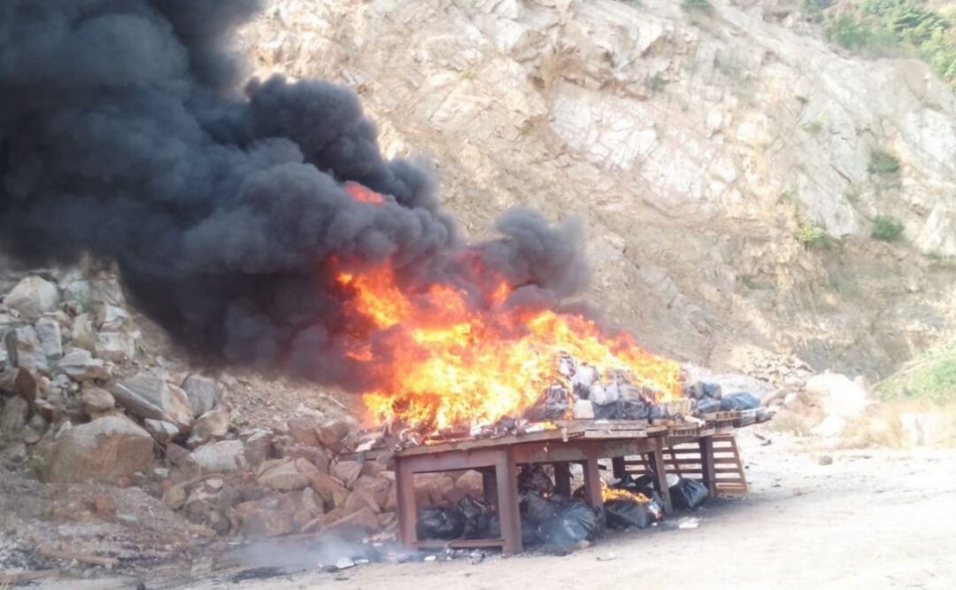 Semar incinera casi 5 toneladas de clorhidrato de cocaína en el puerto de Acapulco, Guerrero (22/11/2025). Foto: Especial