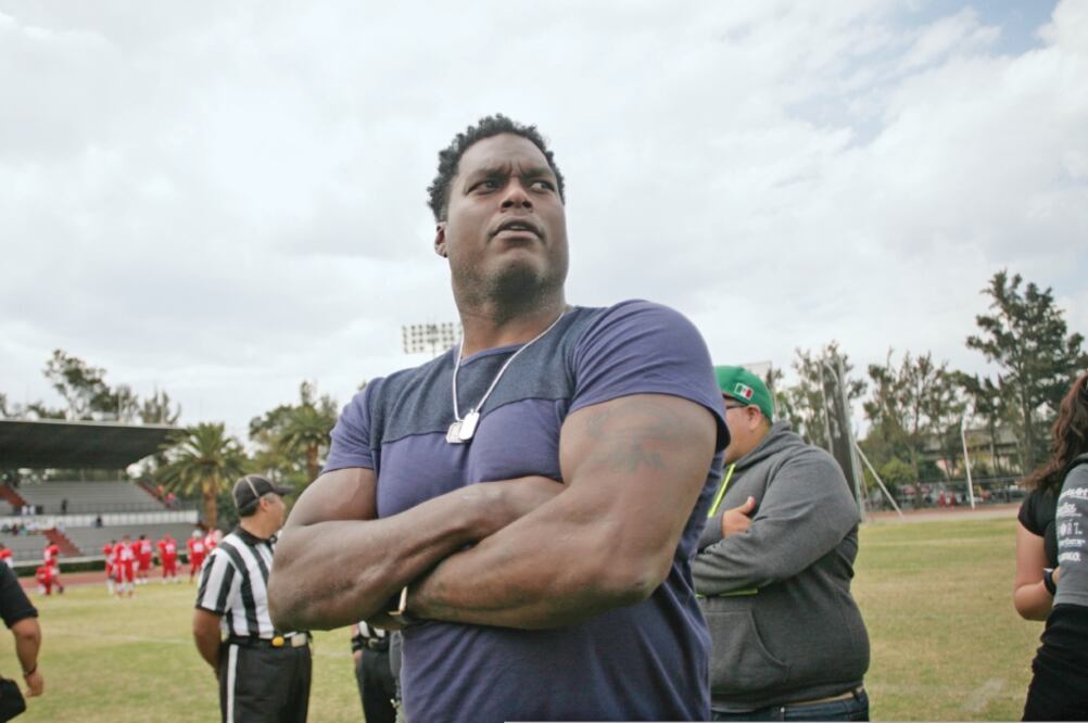 El ex jugador de los Redskins lanzó el volado previo al duelo entre Eagles y Raptors (IVAN STEPHENS. EL UNIVERSAL)