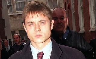 Hallan muerto en prisión a John Alford, actor británico que fue condenado el año pasado por delitos sexuales