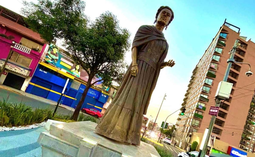 Colocan escultura de Frida Kahlo en Coyoacán, cerca del Estadio Banorte; recibirá a aficionados del Mundial.
Foto: Especial.