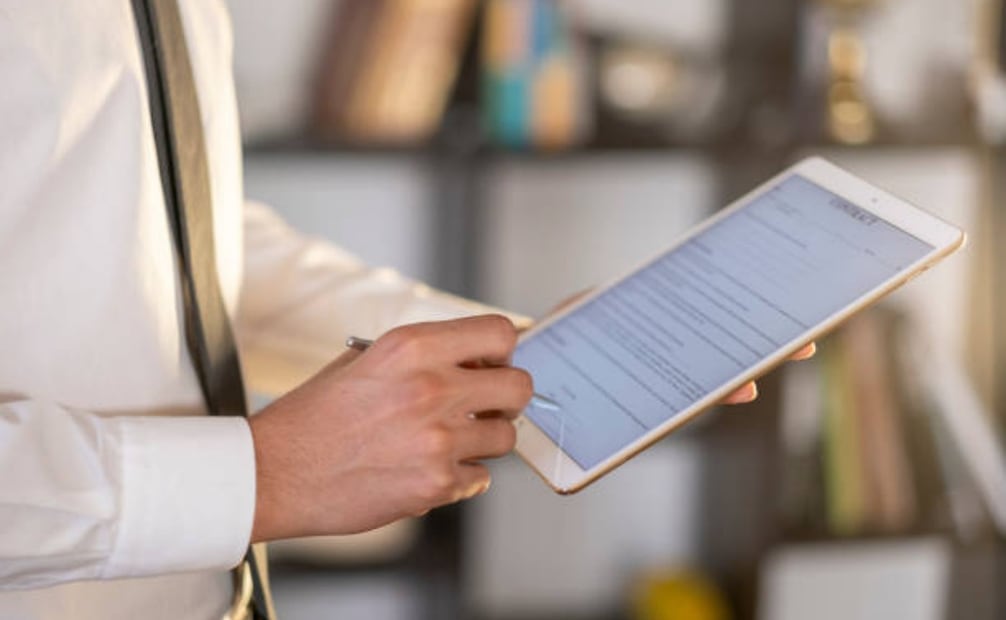 Advierte que los usuarios pueden enfrentar cargos inesperados o cambios en el servicio si no leen los términos.(04/03/26) Foto: iStock