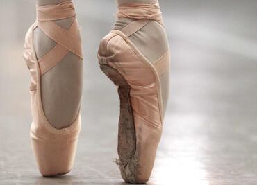 Young ballet dancers raise funds to study abroad