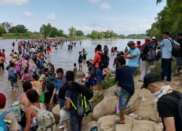 Caravana de migrantes cruza el río Suchiate hacia México