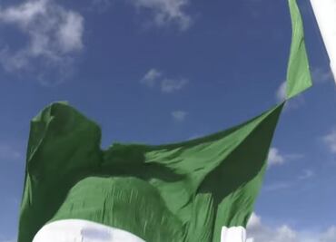 Bandera monumental del Congreso de Guanajuato se rasga durante acto cívico por el Grito de Independencia