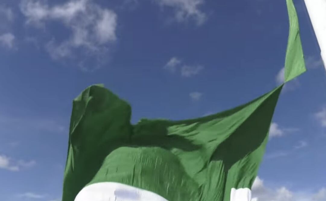 Se rasga la bandera de México en evento por el inicio de la Independencia Nacional en Guanajuato (15/09/2025). Foto: Especial