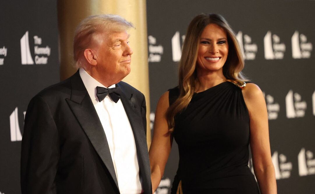 Donald Trump y la primera dama, Melania Trump, asisten a ver "Les Miserables" en el Kennedy Center en Washington, DC. (11/06/25) Foto: AFP
