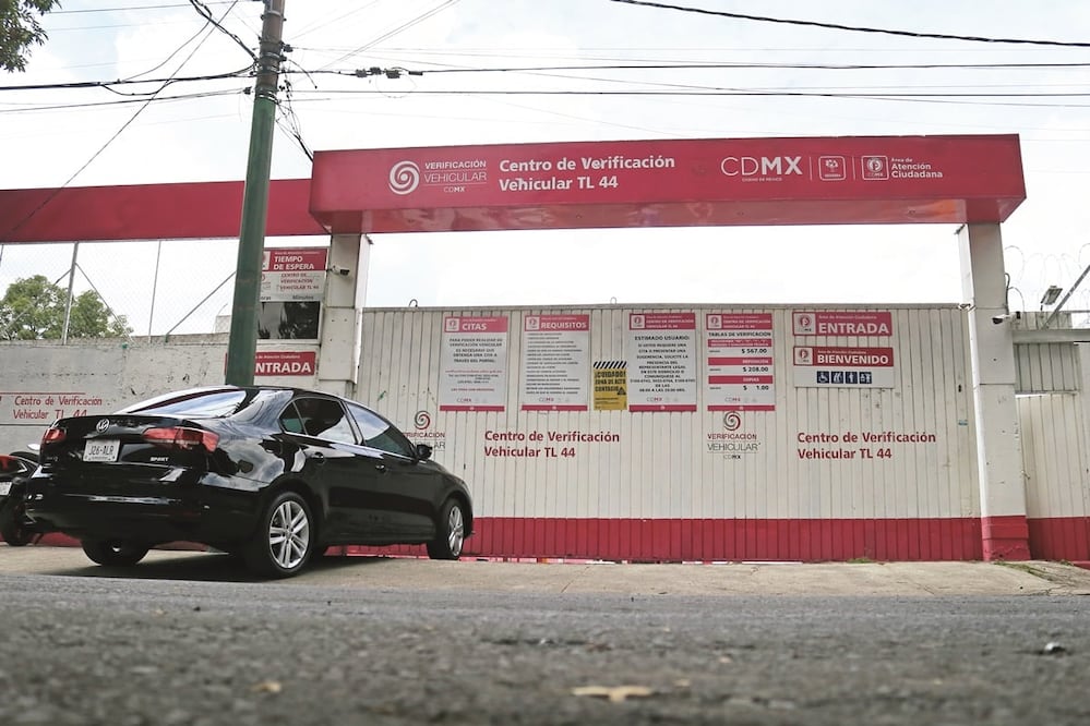 Cada centro contará con una estación sanitaria para el uso de gel antibacterial; para la inspección sólo podrá entrar una persona. Foto: FERNANDA ROJAS. EL UNIVERSAL