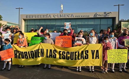 Protestan por escuelas junto a la Refinería Olmeca en Tabasco; padres de familia exigen reubicación de centros educativos