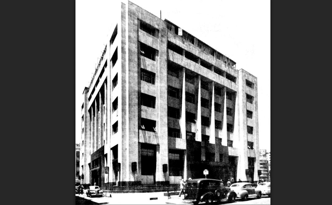 El Edificio Guardiola - Anexo del Banco de México- en una fotografía de mediados de los años cuarenta.  Este inmueble se levantó en el sitio que anteriormente ocupaba la residencia de la familia Escandón, en la antigua Plazuela de Guardiola. El edificio se conserva hasta la actualidad.