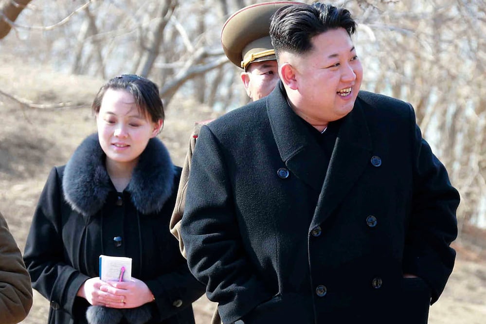 El líder norcoreano, Kim Jong Un, y a su hermana, Kim Yo Jong (Foto: AP)