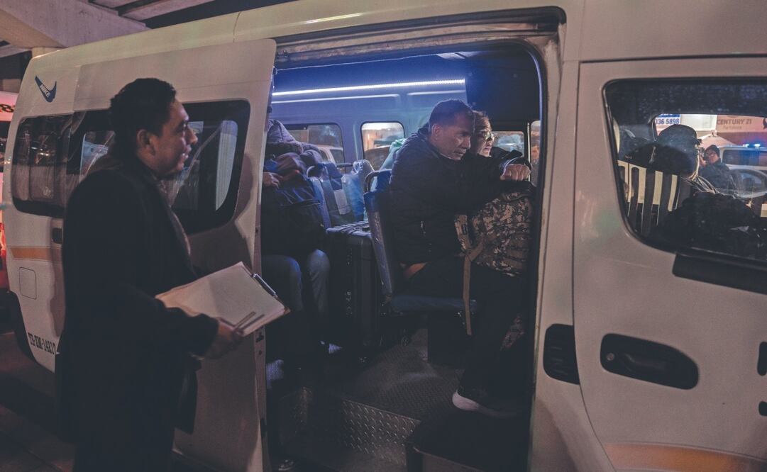 Los migrantes son retirados del puerto fronterizo El Chaparral por autoridades mexicanas en Tijuana, Baja California. Foto: de AIMEE MELO. EL UNIVERSAL
