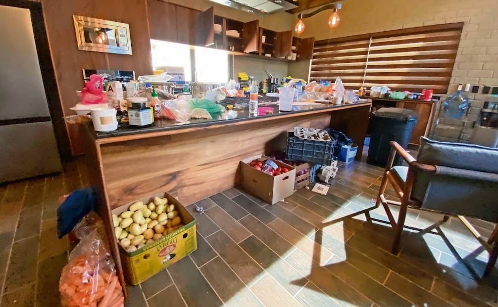 En la cocina se encontraron grandes cantidades de alimentos, sobre todo
frutas y verduras. Foto: Valente Rosas / EL UNIVERSAL