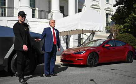 Elon Musk entrega a Trump el Tesla S que compró; “es un gran producto”, dice el mandatario