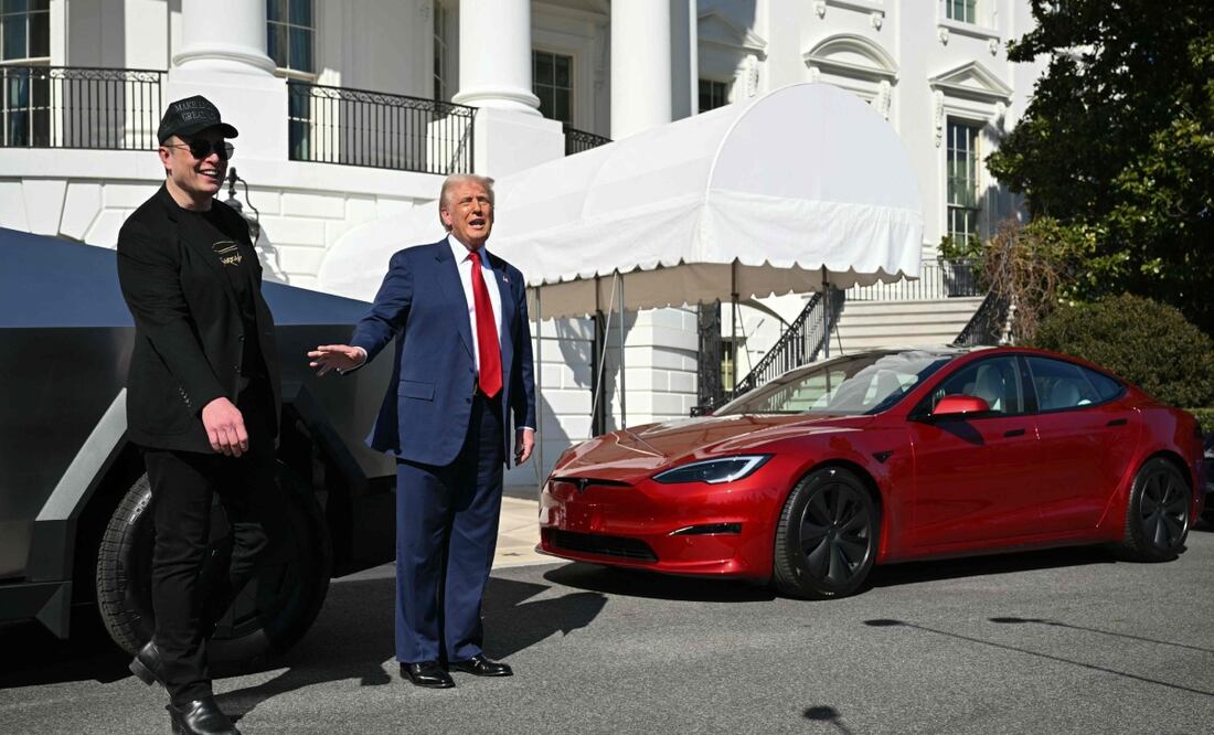 Elon Musk entrega personalmente a Donald Trump del vehículo Tesla S. Foto: AFP